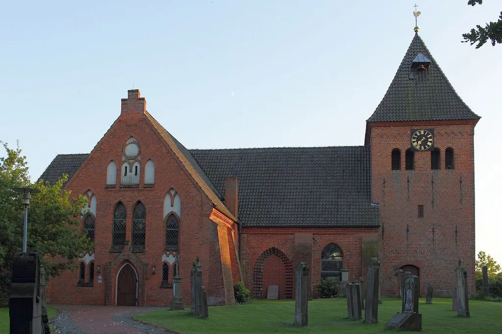 Kirche St. Sigismund mit altem Friedhof in Daverden (Gemeinde Langwedel, Landkreis Verden).