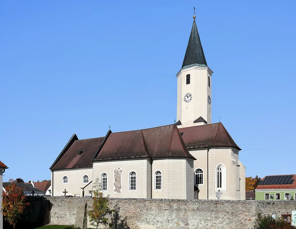 Südostansicht der röm.-kath. Pfarrkirche Mariä Himmelfahrt in der niederösterreichischen Marktgemeinde Langau bei Geras.Die von einem Friedhof mit mächtiger Umfassungsmauer umgebene Kirche hat ein Langhaus mit mittelalterlicher Bausubstanz, das 1628 sowie nach einem Brand 1709 umgebaut wurde. Der Turm im nördl. Chorwinkel und der Chor sind spätgotisch. Südseitig ist eine gotische Kapelle angebaut, die barockisiert wurde. Das Hauptportal stammt aus der 2. Hälfte des 18. Jahrhundert.