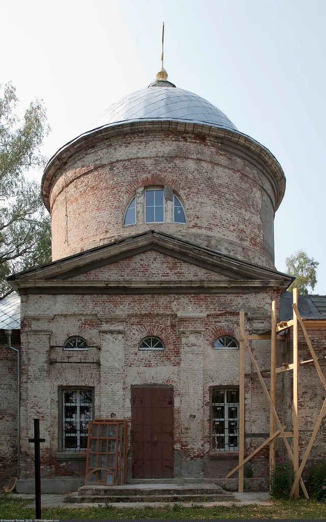 Дата строительства: 1820 год. Другие названия: церковь Святителя Николая Чудотворца. Каменная церковь была построена в сельце Холмы в 1820 году прапорщиком Александром Сергеевичем Безобразовым вместо обветшавшей деревянной церкви великомученицы Параскевы в селе Дятлово. В главной части она имела престол во имя Святителя Николая, а в тёплом приделе — во имя великомученика Георгия.