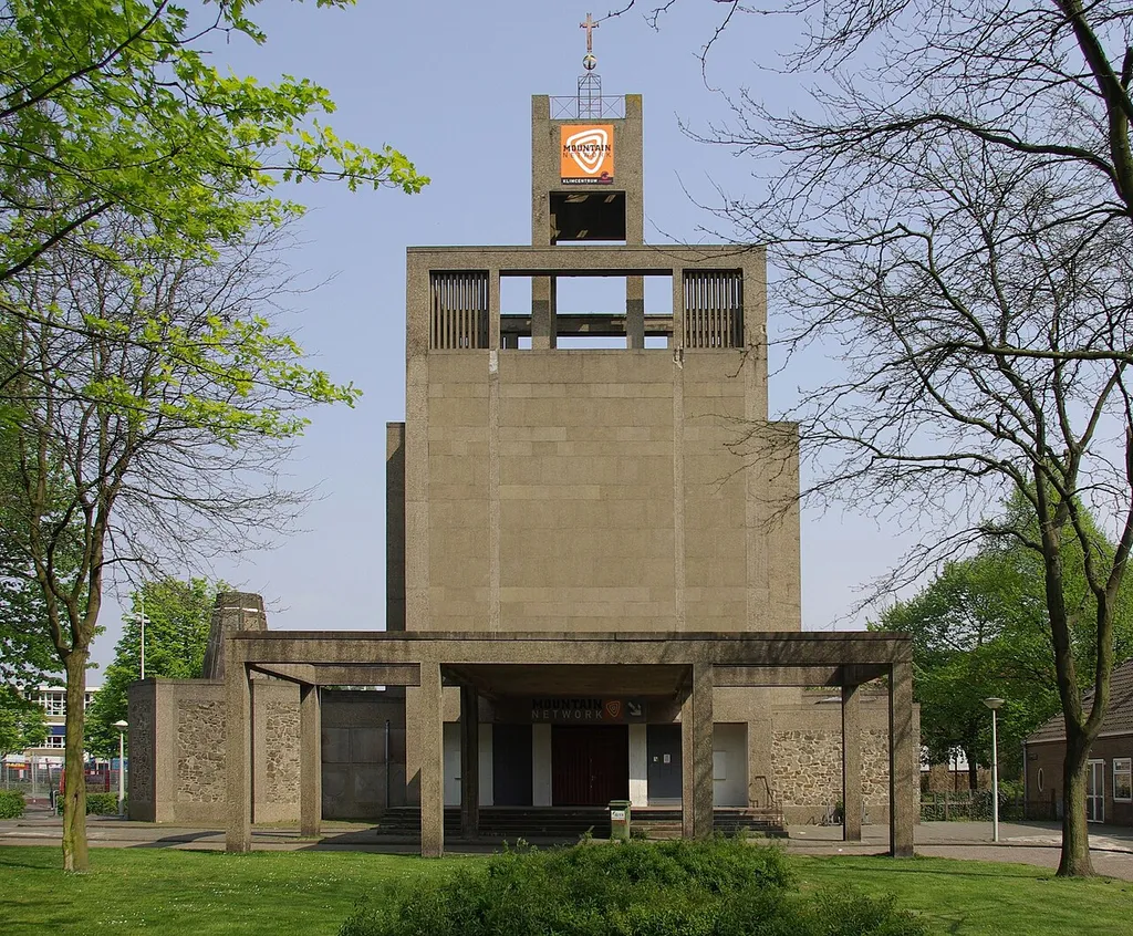 De Sint-Josephkerk aan de Erik de Roodestraat in Amsterdam Bos en Lommer is gebouwd in 1950 tot 1952 door de architecten G.H.M. Holt en K.P. Tholens. Het gebouw werd als kerk gebruikt tot 1990. Thans is het in gebruik als klimhal. Na voordracht in 2007 via de lijst van rijksmonumenten uit de periode 1940-1958, opgesteld door Ronald Plasterk, werd de Sint-Josephkerk erkend als rijksmonument.This is an image of rijksmonument number 530737Information from structured data: location of creation: Amsterdam→North Holland→Netherlands depicts instance of: Sint-Josephkerk (Amsterdam)→church building→type of building→classification scheme→variable-order class