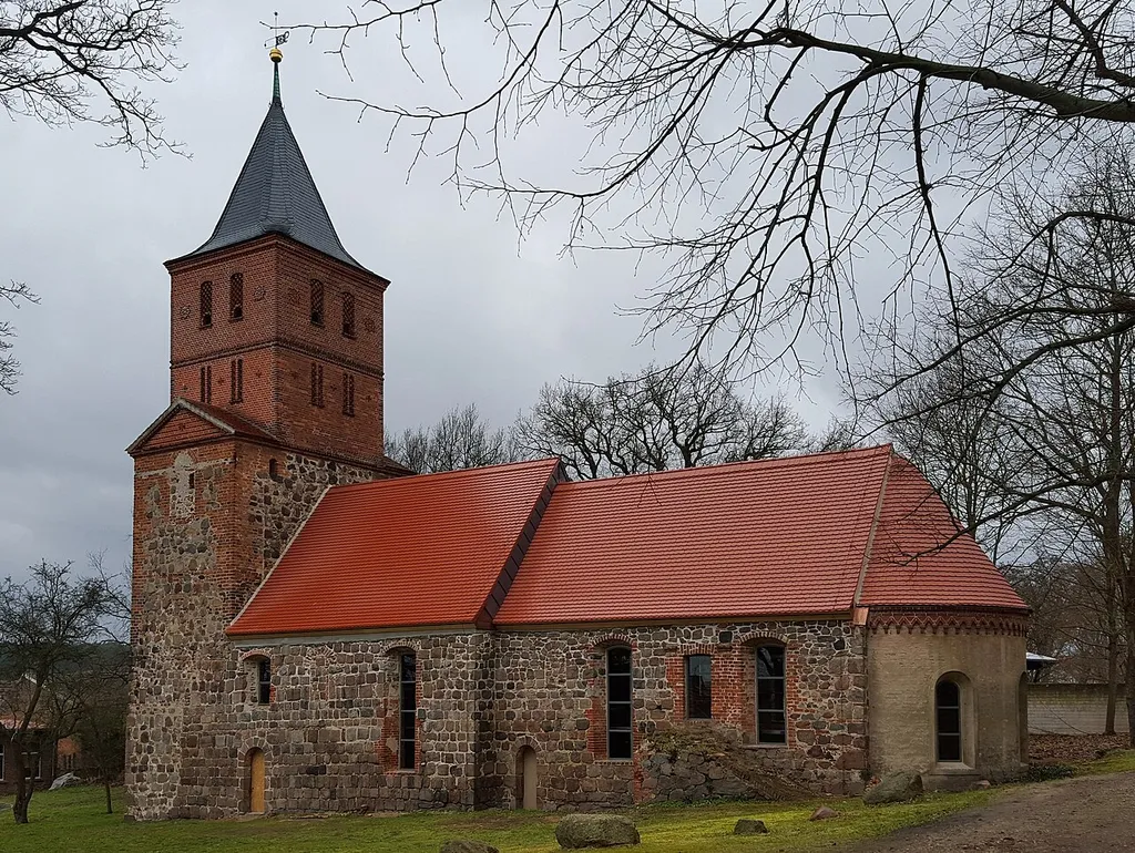 Dorfkirche Rogäsen im Februr 2016 nach Abschluss der Dachrekonstruktion