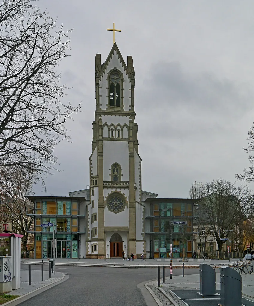 Die Lutherkirche (2012) in Frankfurt-Nordend. Ansicht von West aus der Vogelsbergstrasse.