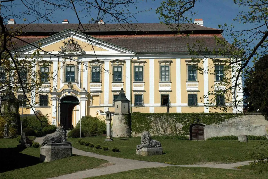 Schloss Gobelsburg, Austria: Eingang zum Schloss und Weingut. Hauptfassade und übergiebeltes Portal von Schloss Gobelsburg (Südtrakt). Das Schloss ist auch Sitz des gleichnamigen Weingutes. Die darunter liegenden Weinkeller gehen auf das 11. Jahrhundert zurück. Dort reifen auch heute noch die Weine des Guts. own work, 04-21-2007 Author: Verita