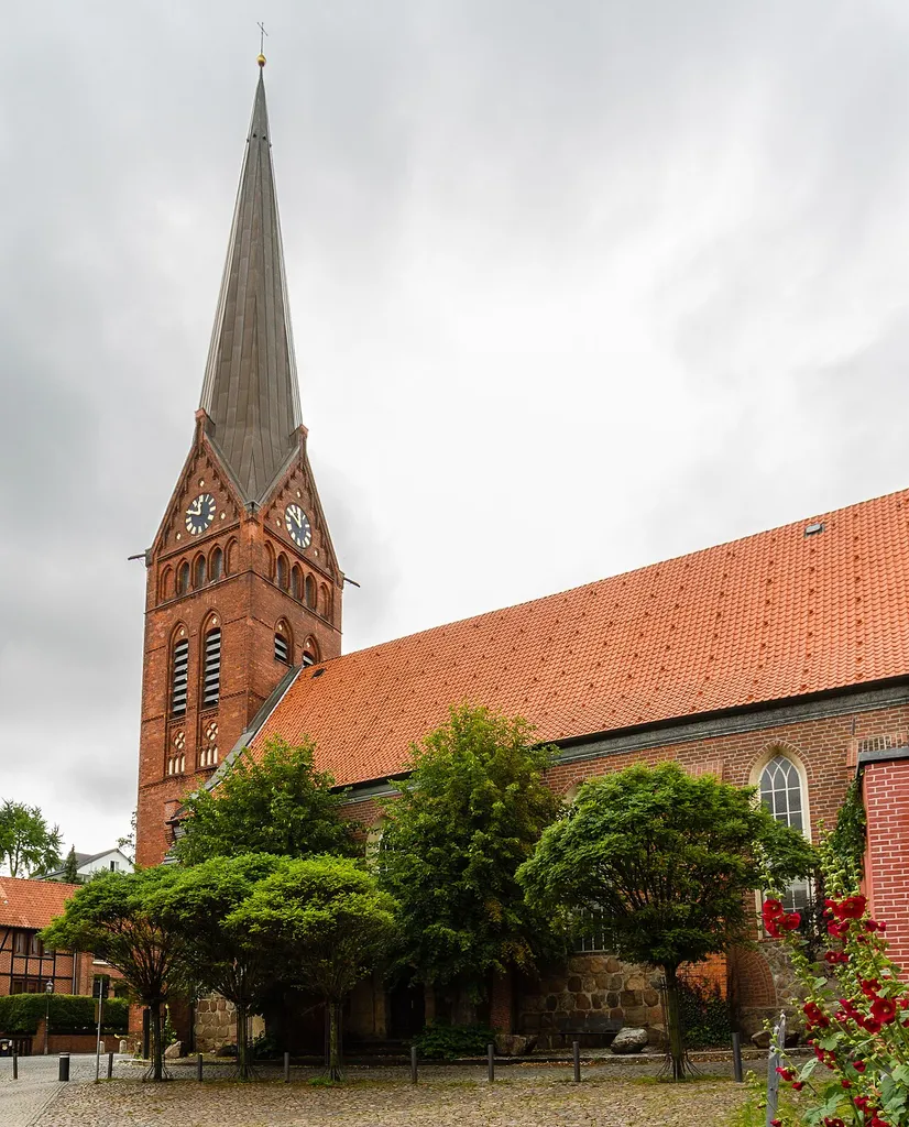 Designation: Church St. Maria Magdalena with equipment Location: Kirchplatz House number: 3 Place: Lauenburg/Elbe, Duchy of Lauenburg, Schleswig-Holstein Construction time: around 1300 Description: The church Gothic at its core was founded in the 13th century. Today's chancel in brick dates back to 1827. Even younger is the church tower, in 1902 newly built in the course of the renovation in the neo-Gothic style. Monument number: 35693 Category: Physical structure, aggregate assets Church Lauenburg