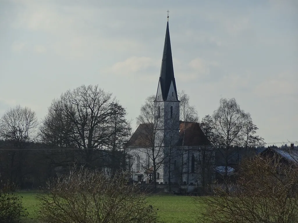 Außenansicht der Pfarrkirche St. Peter in Gaindorf (Stadt Vilsbiburg), spätgotischer Bau des 15. Jahrhunderts, 1892 erweitert