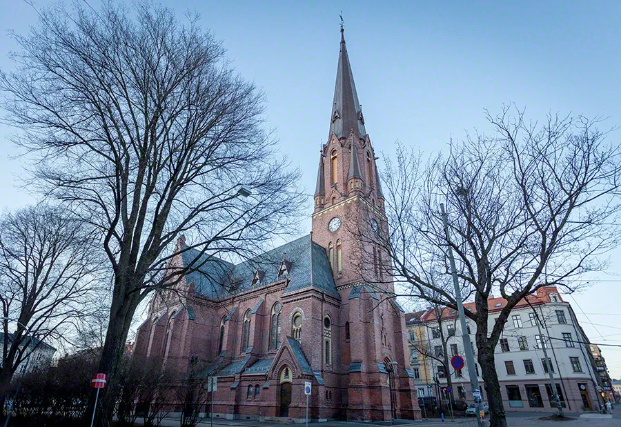 Paulus kirke, which was consecrated in 1892, is located in Grünerløkka in Oslo, Norway, just opposite the Birkelunden Park.