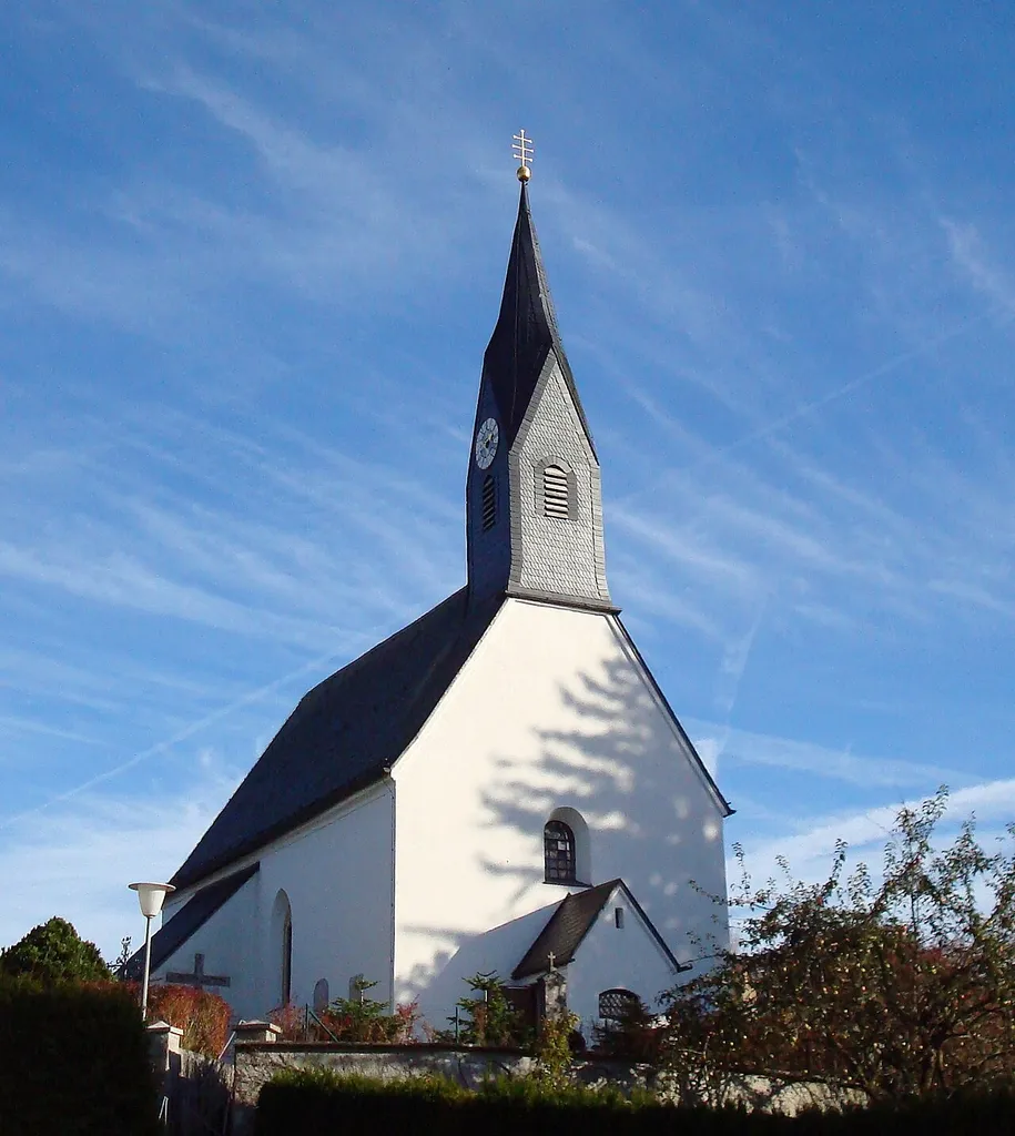 Starnberg, OT Percha, Kirche St. Valentin. Die kleine katholische Filialkirche kann auf die längste nachweisbare Geschichte unter den Sakralbauten im heutigen Starnberger Stadtgebiet zurückblicken. Eine erste Erwähnung geht auf das Jahr 785 zurück, eine Kirchenweihe anläßlich eines Neubaus ist für 1172 bezeugt. Um 1500 erfolgte ein Ausbau, und seit jener Zeit ist die Kirche, die in ihrem Innern auch einige wertvolle Kunstwerke aus der Spätgotik aufweist, in ihrem baulichen Bestand bis heute nahezu unverändert geblieben.[1]