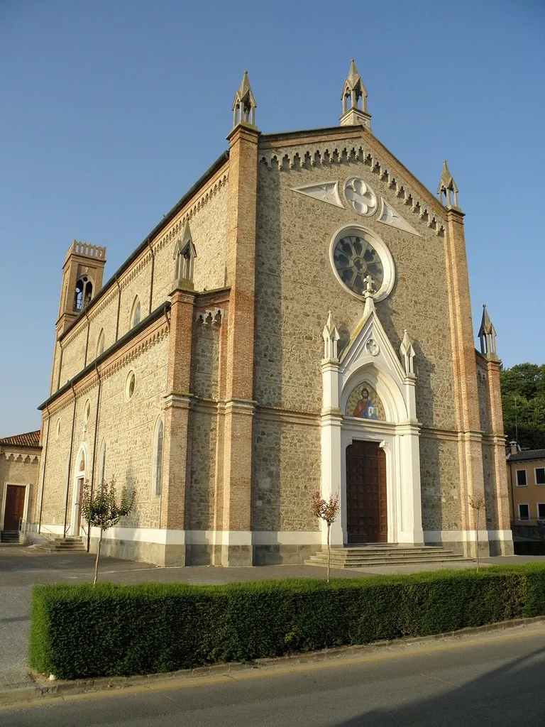 Valbona, frazione di Lozzo Atestino: la chiesa parrocchiale di San Rocco.