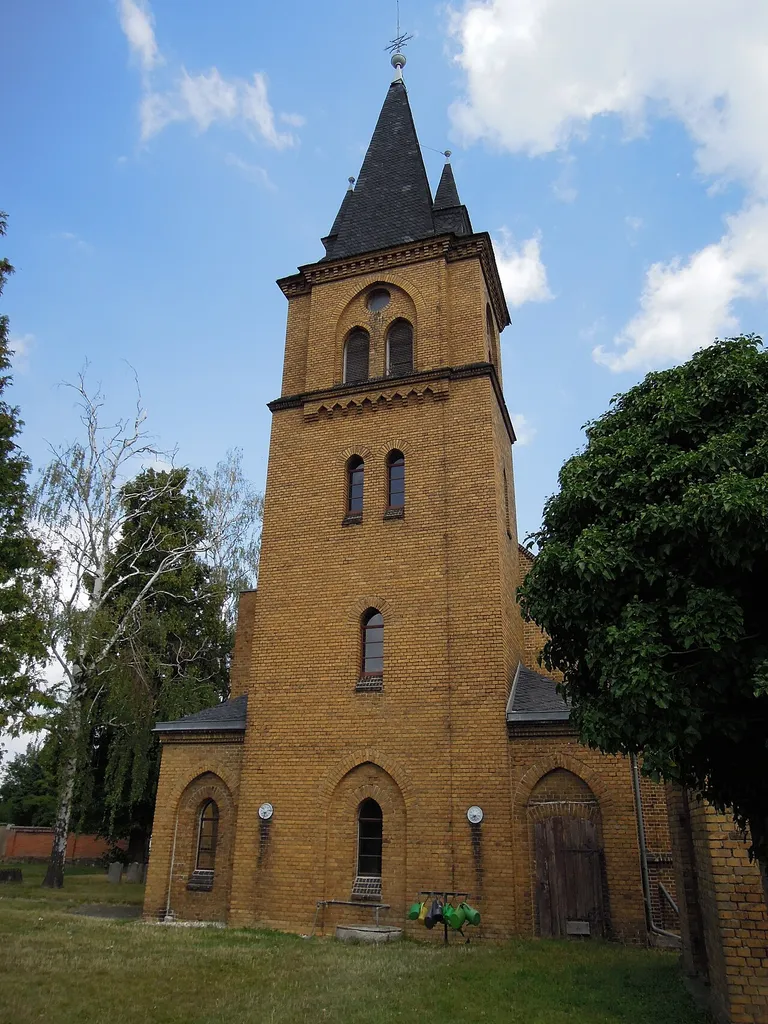 Glebitzscher Kirche -Westansicht, Kirchturm hochkant- Ende August 2022