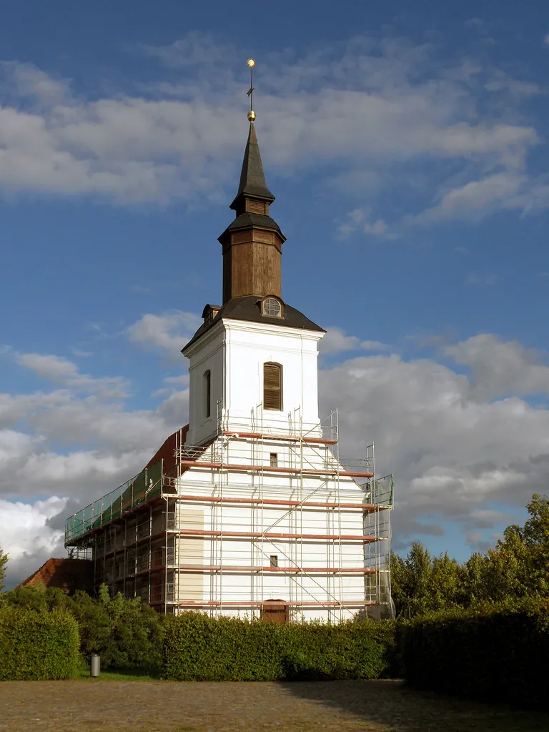 1638 wird eine von Georg und Dorothea von Eickstedt gestiftete Kirche in Rothenklempenow geweiht. Sie wird in ihrem heutigen Erscheinungsbild 1738 mit geschlossener, oktogonaler Laterne auf der Turmspitze erneuert. Über dem Südportal der Kirche hängt ein dekoratives Wappen der Familie von Eickstedt. Im Inneren hat sich die originale barocke Ausstattung noch weitgehend erhalten.