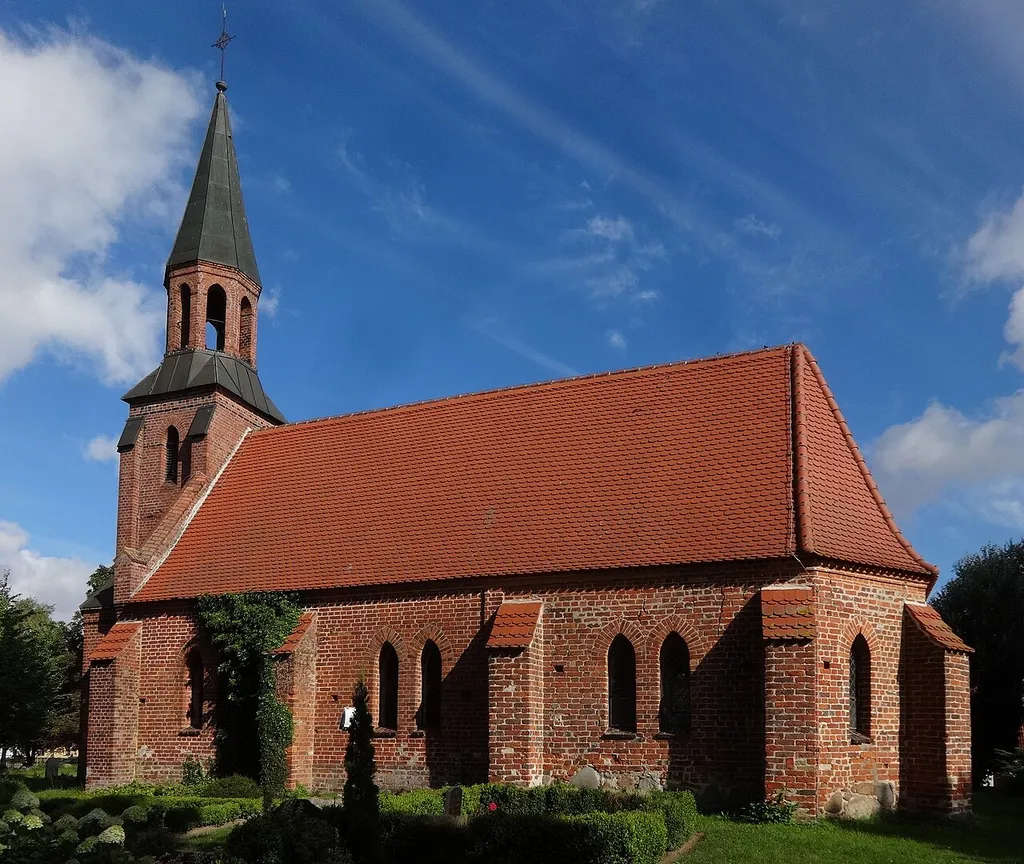 Die Backsteinkirche in Kirchdorf entstand im 14. Jahrhundert und wurde im 17. Jahrhundert um ein Kirchenschiff erweitert. Im 19. Jahrhundert erfolgte ein neugotischer Umbau.