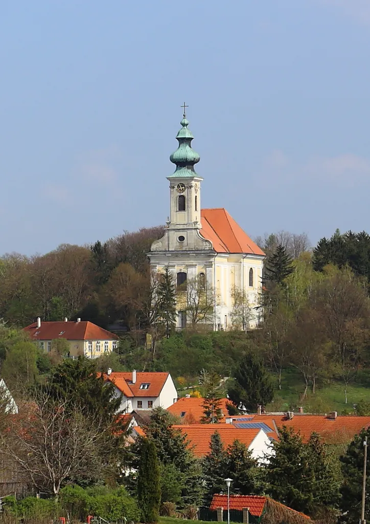 Die katholische Pfarrkirche hl. Nikolaus in Wolfpassing an der Hochleithen, ein Ortsteil der niederösterreichischen Gemeinde Hochleithen. Ein mächtiger barocker Bau, der auf einer Erhebung östlich des Ortes 1744 errichtet wurde und weithin sichtbar ist.
