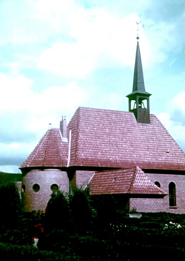 1.Bauphase: Auferstehungskirche mit runder Apsis und Ruhekammern. Blick vom Friedhof.