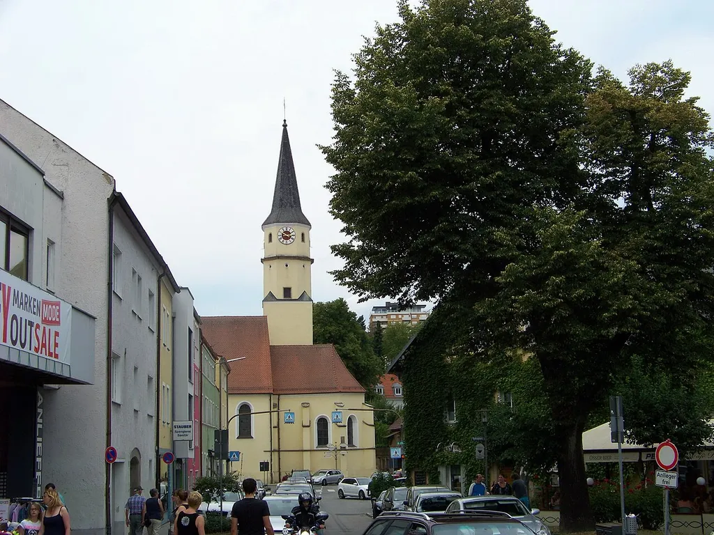 Cham in der Oberpfalz, Spitalplatz 1. Katholische Spitalkirche Hl. Geist, traufständiger Saalbau mit eingezogenem Chor, Satteldach, Vorzeichen mit Walmdach und Chorflankenturm mit Spitzdach, bezeichnet 1514, Ausbau nach 1742, Portalvorbau 1913; mit Ausstattung.