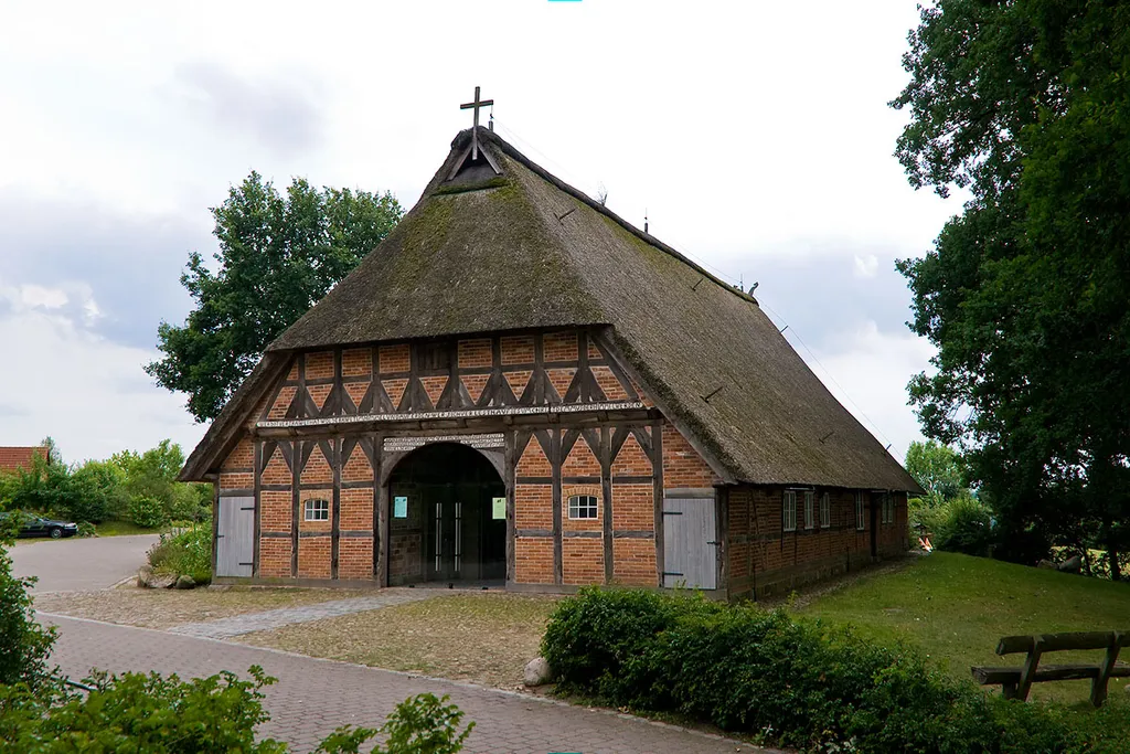 Die Martinuskirche in Deutsch Evern, Niedersachsen, ist ein über 350 Jahre altes Zweiständerhaus. Das 1665 erbaute Fachwerkgebäude war ursprünglich ein Bauernhaus.