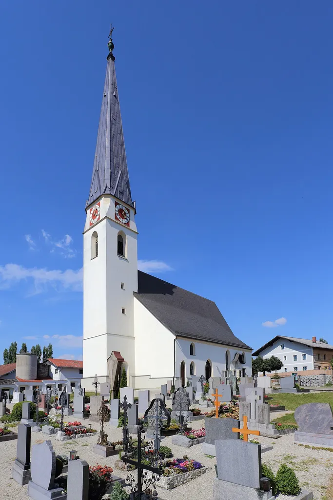 Katholische Pfarrkirche hl. Laurentius in der oberösterreichischen Gemeinde Pattigham. Ein spätgotischer einschiffiger Sakralbau mit einem eingezogenen dreijochigen Chor. Der barocke Hochaltar stammt aus der Werkstätte von Thomas Schwanthaler. Dieser wurde ursprünglich für die Wallfahrtskirche Sankt Thomas um 1665/70 errichtet und im Zuge der Josephinischen Reformen um 1787 in die Laurentiuskirche übertragen.