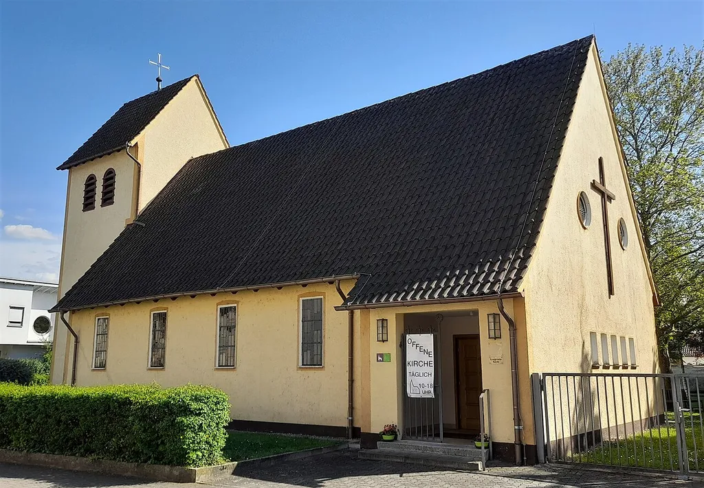 Außenansicht der evangelischen Gustav-Adolf-Kirche in Hainburg-Klein-Krotzenburg von Norden