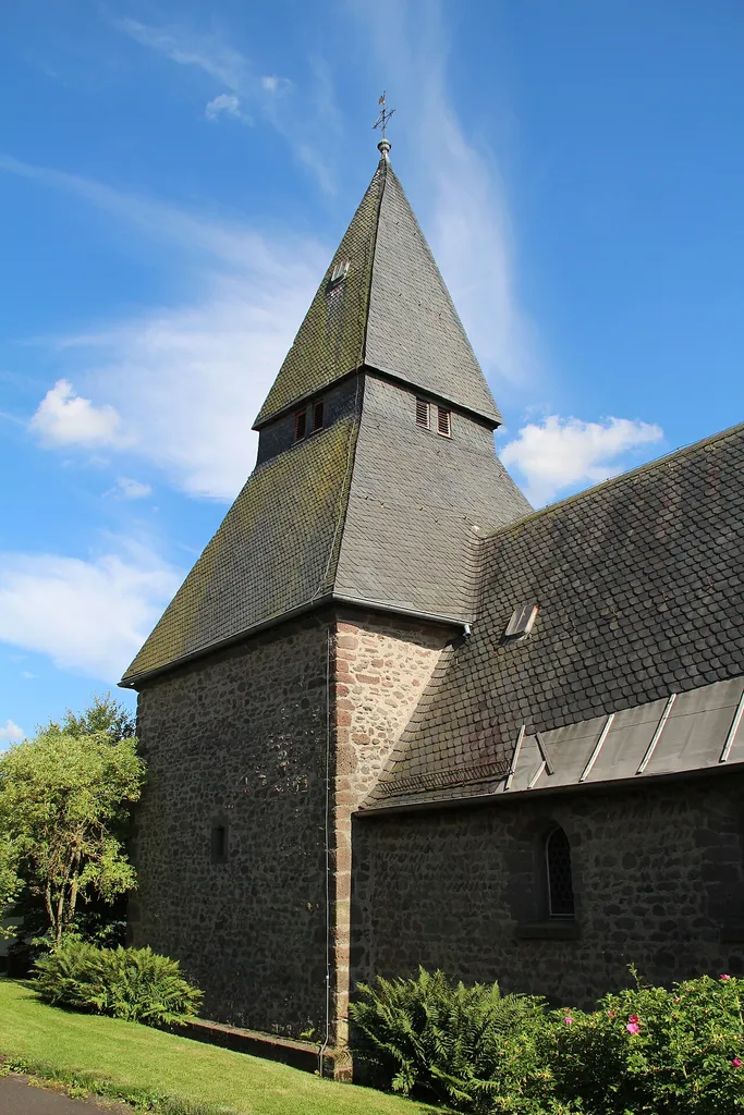 Nordseite der Kirche von Odenhausen (Lumda), Kreis Gießen, Hessen, Deutschland