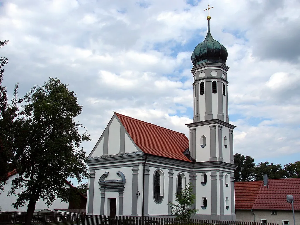 Kath. Filialkirche St. Laurentius; einheitlicher Bau von 1716; mit Ausstattung.
