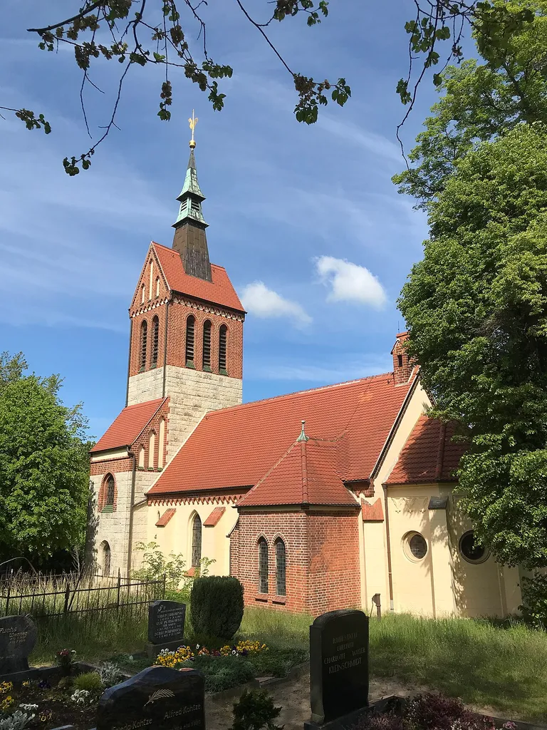 Die Dorfkirche Uetz in Uetz-Paaren der Stadt Potsdam ist eine neugotische Saalkirche aus den Jahren 1860/1870. Die Ausstattung ist bauzeitlich.