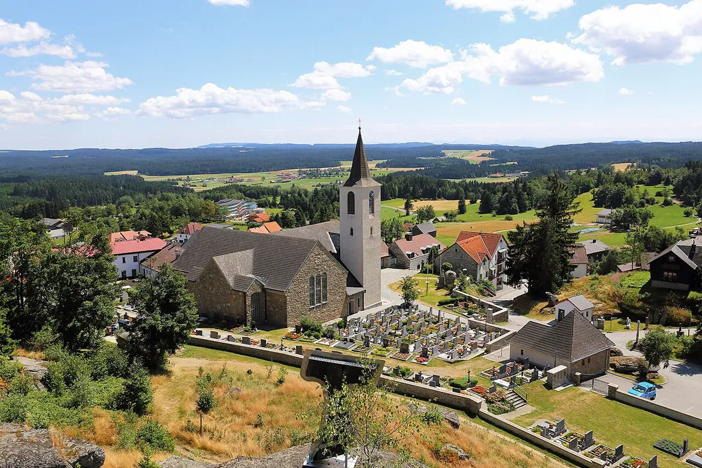 Blick über Bad Traunstein. In der Bildmitte die kath. Pfarrkirche hl. Georg.