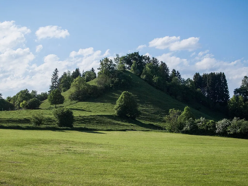 Blick von Südosten auf den Burgberg bei Burggen, Oberbayern. (LSG:BY-LSG-00228.01)_Schutz des Burgberges, Gemeinde Burggen, Geotop-Nummer: 190R002 Burgberg bei Burggen.