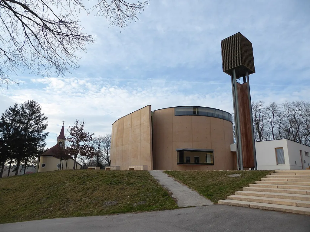 Filialkirche „Vom Erbarmen Gottes“, Oberrohrbach, Leobendorf, Niederösterreich - im Hintergrund die Florianikapelle