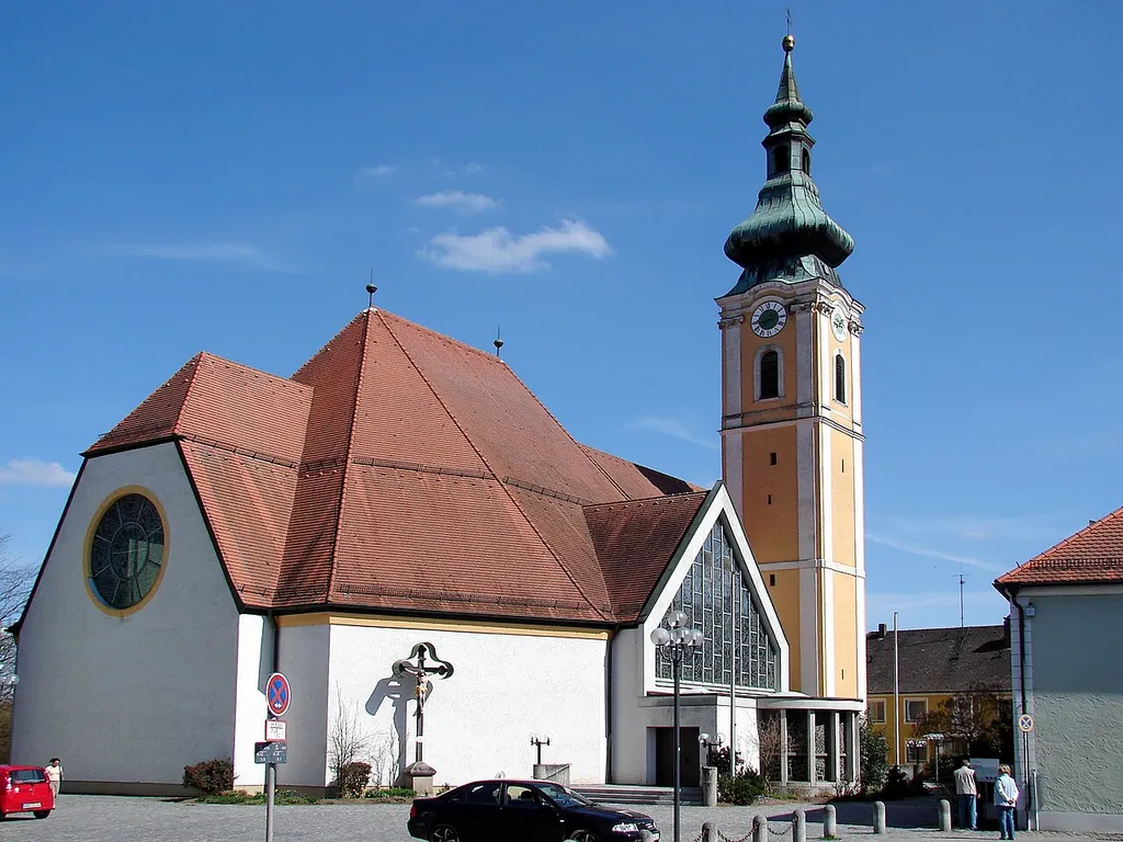(Neubau von 1977), Chor der ehem. Pfarrkirche Unsere Liebe Frau von 1782 und Turm von 1779, beides im Kern gotisch.