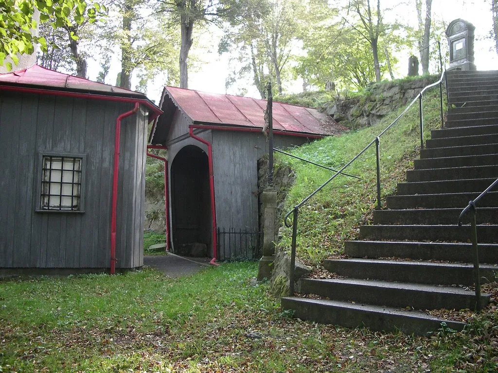 Kreuzweg um die Wallfahrtskirche von Vilémov u Šluknova (Wölmsdorf). In der Bildmitte ist die in den Hang gebaute 14. und letzte Station, das sog. Heilige Grab.
