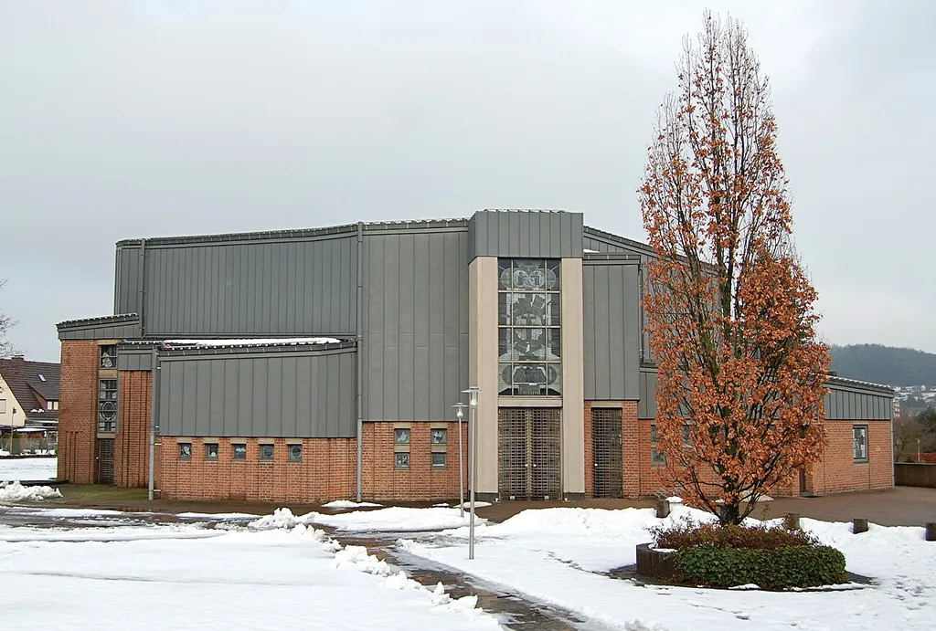 Die Südwestseite der 1968 eingeweihten katholischen Kirche „Zum verklärten Christus“ in der Driburger Südstadt, Bad Driburg, Nordrhein-Westfalen, Deutschland.