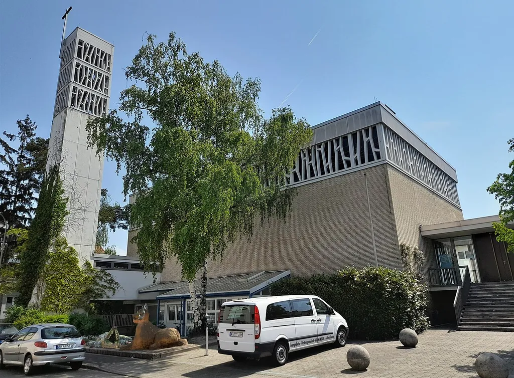 Außenansicht der evangelischen Friedenskirche in Mühlheim am Main von Nordwesten