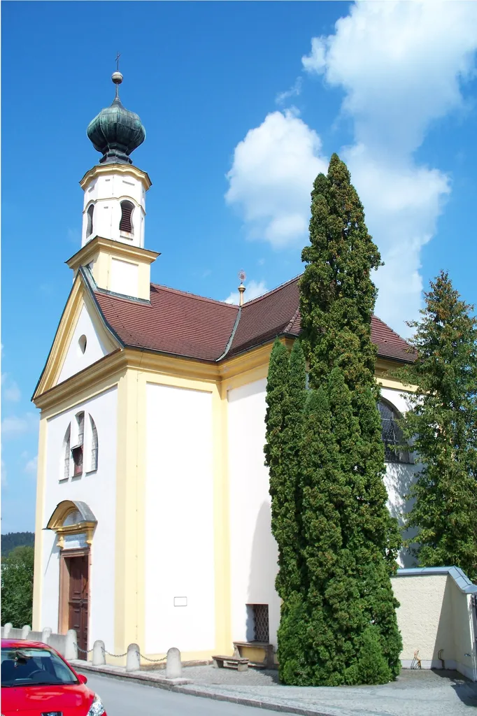 Wallfahrtskirche Maria-Hilf im Barockstil, die am 26. Oktober 1726 eingeweiht wurde.)