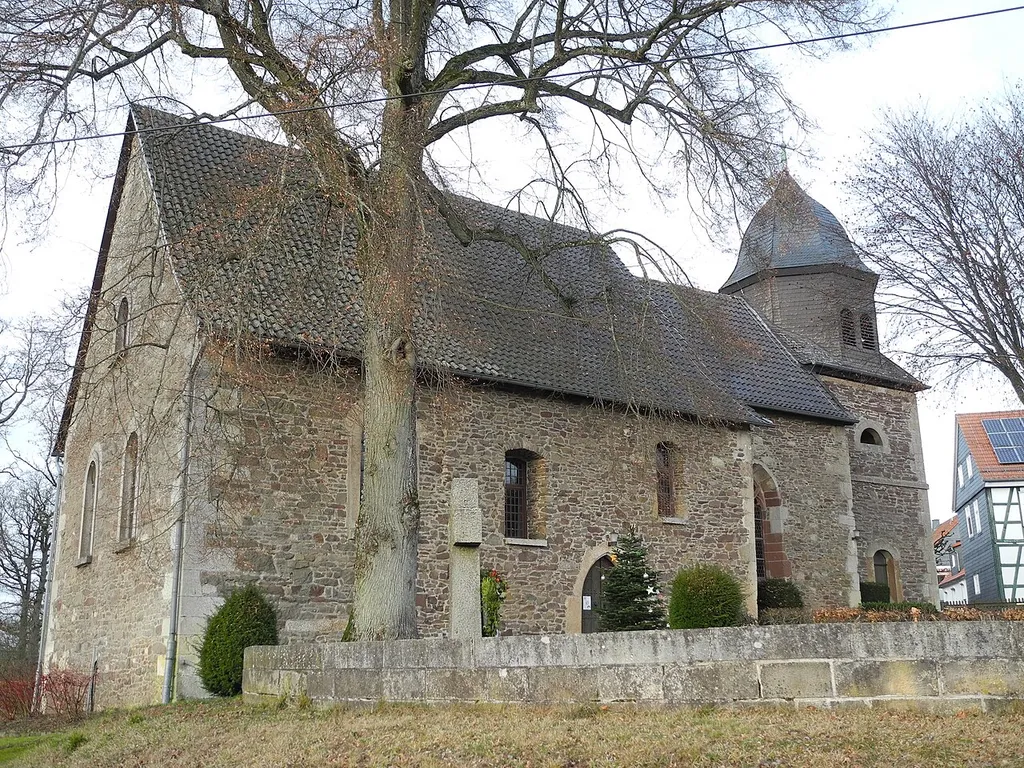 Die spätromanische Michaeliskirche in Fürstenberg, im Landkreis Waldeck-Frankenberg, Hessen, Deutschland. Der Turm an der östlichen Chorseite wurde 1839 errichtet und ersetzte einen freistehenden Fachwerkturm.