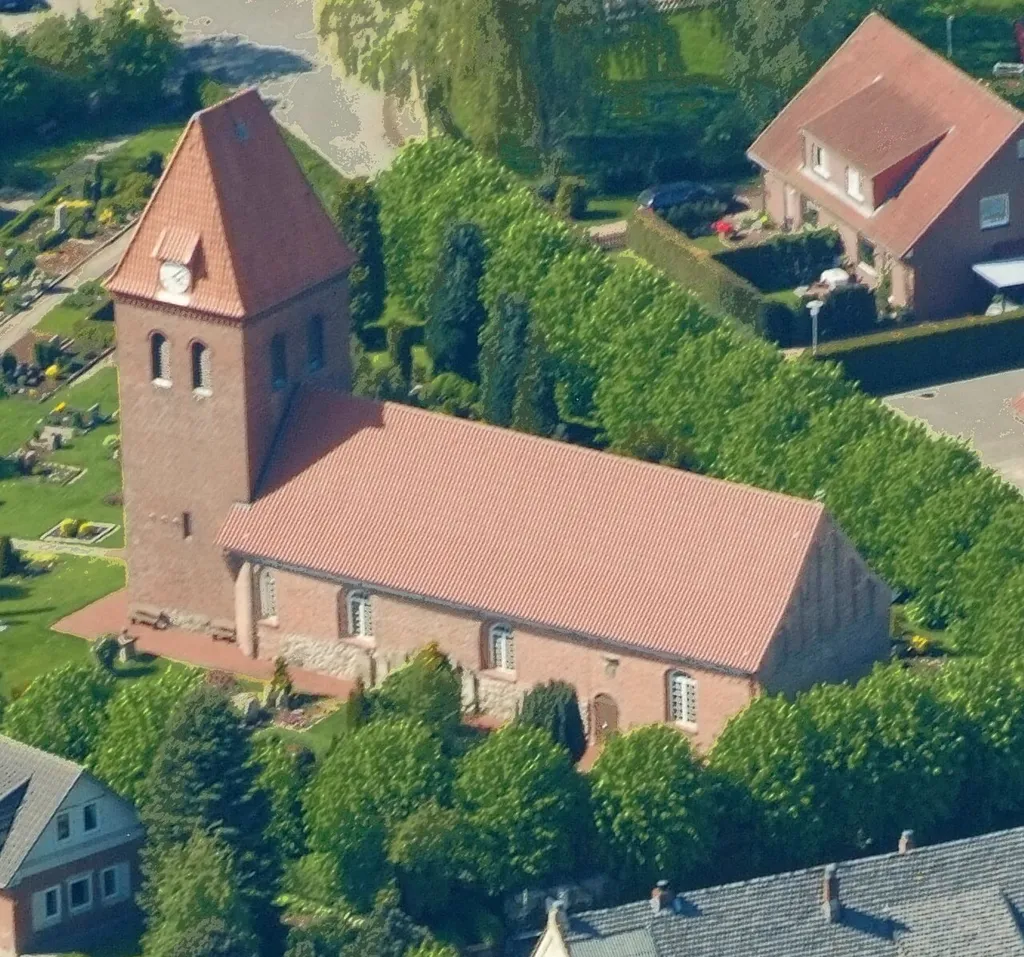 St. Georg-Kirche in Spieka (Nordholz) Fotoflug vom Flugplatz Nordholz-Spieka über Bremerhaven, Wilhelmshaven und die Ostfriesischen Inseln bis Borkum