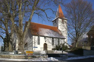 3 Linden vor der Kirche