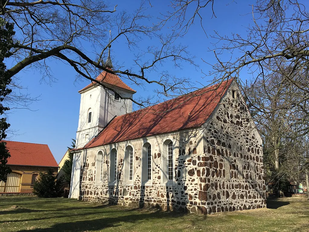 Die Dorfkirche Brachwitz ist eine spätgotische Saalkirche in Brachwitz, Stadt Treuenbrietzen im Landkreis Potsdam-Mittelmark. Sie wurde überwiegend aus Raseneisensteinen errichtet. In ihrem Innern steht unter anderem ein Kanzelaltar aus der ersten Hälfte des 18. Jahrhunderts.