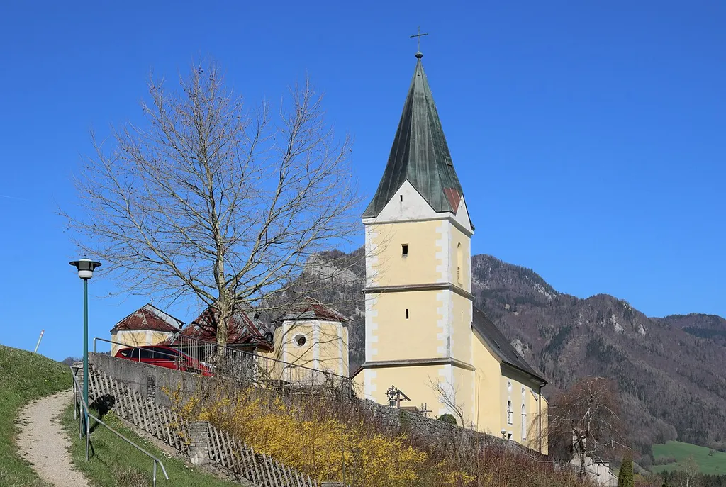 Südwestliche Seite der Pfarrkirche Leonstein mit Turm und Priestergräbern.
