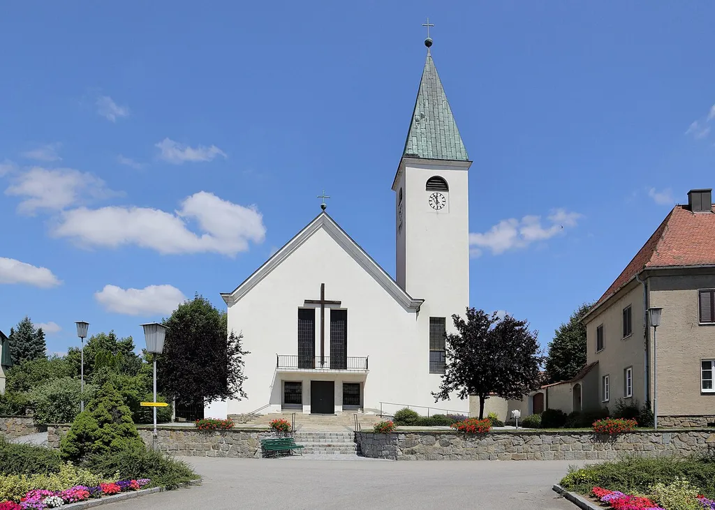 Die römisch-katholische Pfarrkirche hl. Christophorus in der niederösterreichischen Marktgemeinde Sigmundsherberg.