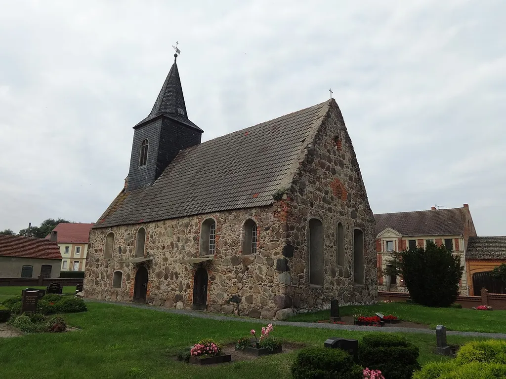 Die Dorfkirche in Neuhof (zu Jüterbog) entstand im 14. Jahrhundert. Im Innern steht unter anderem ein Kanzelalter aus der Zeit um 1700.
