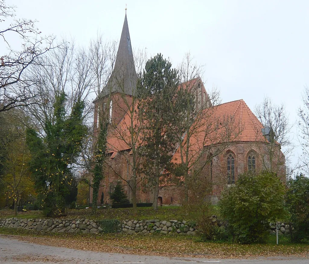 Ansicht der gotischen Kirche in Lüdershagen