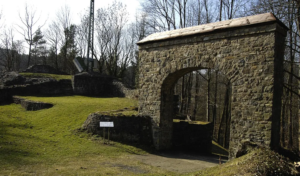 Ruine der Burg Hachen, gut erhalten:Eines der Tore