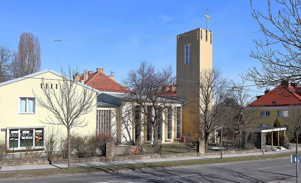 Die Evangelische Friedenskirche in Lainz im 13. Wiener Bezirk Hietzing.Das Pfarrzentrum mit Kirche, Pfarrhaus und Gemeindesaal wurde nach Plänen des Architekten Rudolf Angelides von 1957 bis 1960 errichtet. Die Weihe der Kirche erfolgte am 27. November 1960.