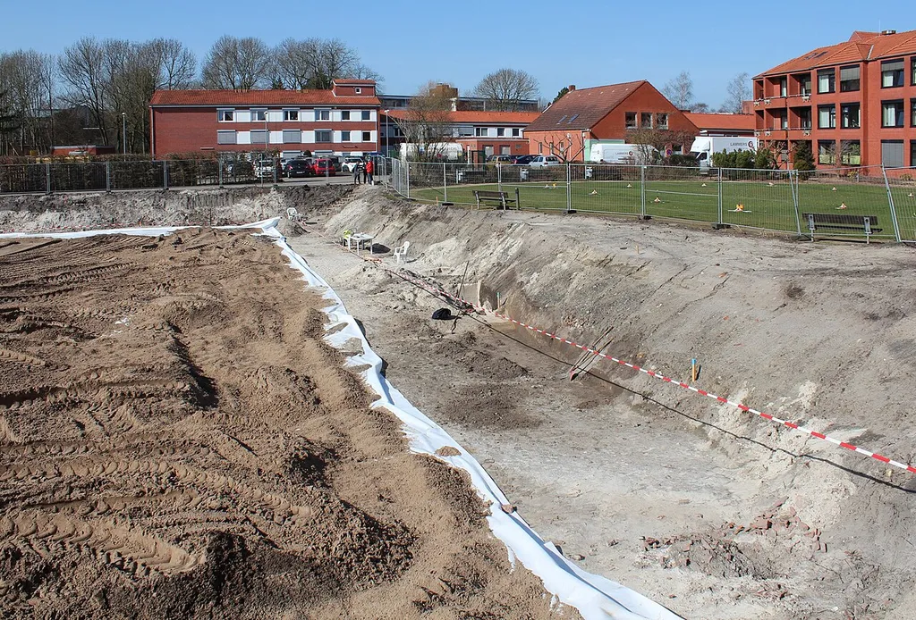 Ausgrabungsgelände der ehemaligen Fockenburg in Leer/Ostfriesland. Randstreifen der Baustelle während der Untersuchung durch die Ostfriesische Landschaft.