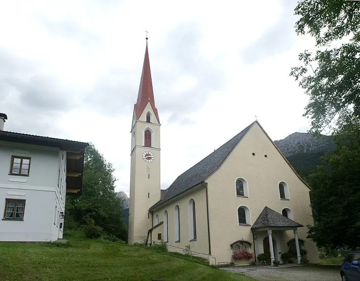 Kath. Pfarrkirche hl. Martin, Friedhof m. Aufbahrungshalle