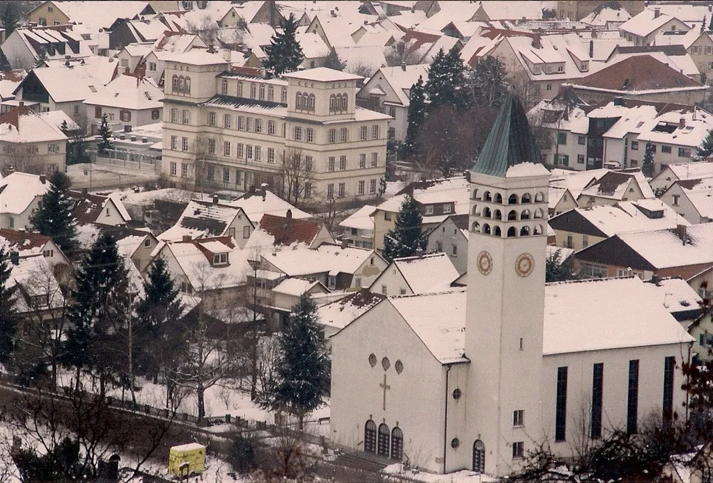 Evangelische Christuskirche (Hemsbach) Die Evangelische Christuskirche in Hemsbach, Baden-Württemberg, befindet sich in der Goethestraße 14 und zählt zu den bedeutenden historischen Bauwerken der Stadt. Sie wurde im Jahr 1936 nach den Plänen des Architekten Max Schmechel errichtet und am selben Jahr feierlich eingeweiht. Mit dem Bau der Christuskirche endete das sogenannte Simultaneum, also die gemeinsame Nutzung der katholischen Sankt-Laurentius-Kirche durch evangelische und katholische Gläubige. Die Errichtung einer eigenen evangelischen Kirche markierte einen wichtigen Schritt in der konfessionellen Entwicklung Hambachs. Architektonisch zeichnet sich die Christuskirche durch ihren wuchtigen Glockenturm und eine klare, sachliche Formensprache aus, die typisch für die Kirchenbauten der 1930er Jahre ist. Sie ist Teil des historischen Stadtrundgangs, der prägende Gebäude und Orte der Stadtgeschichte vorstellt. Die Kirche wird bis heute als Gotteshaus der evangelischen Gemeinde genutzt und steht unter Denkmalschutz. st Teil des historischen Stadtrundgangs, der verschiedene prägende Bauwerke der Stadt vorstellt.