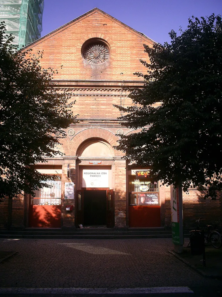 Kąty Wrocławskie, Rynek - dawny kościół ewangelicki św. Elżbiety, obecnie sklep / magazyn