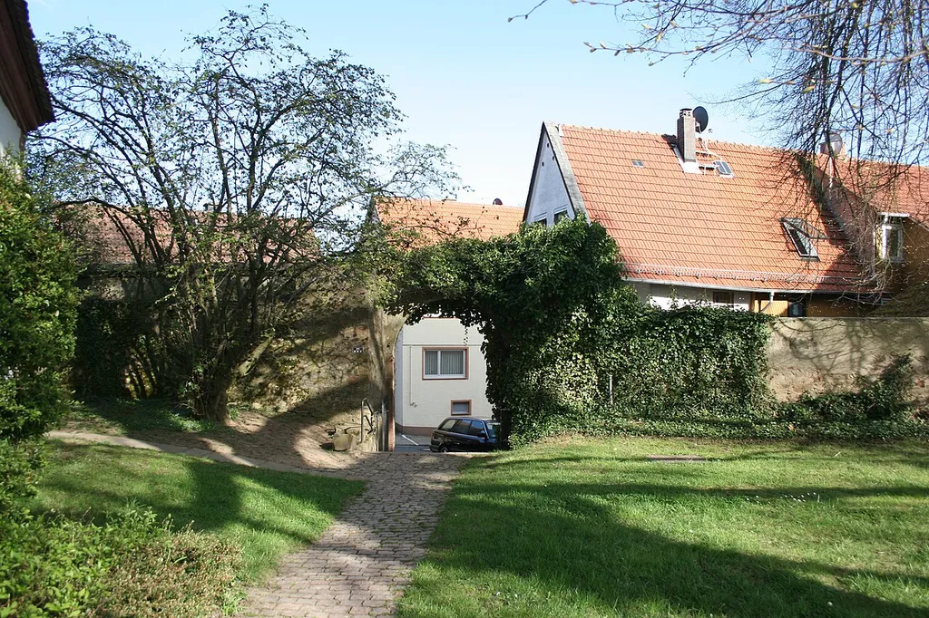 Kirchhofmauer in Kirchbrombach. Die Mauer enthält Teile der ehemaligen Burganlage.