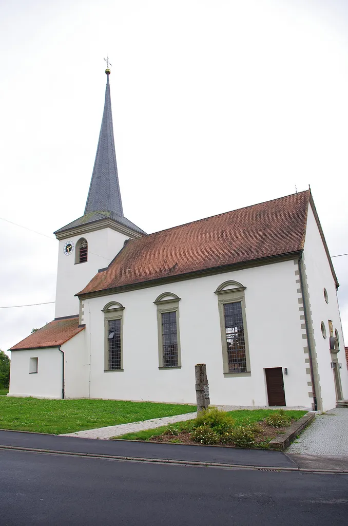 Katholische Kirche St. Georg. Chorturmkirche, Turm 1607, Langhaus Ende 17. Jahrhundert; mit Ausstattung. Herrenseestraße 20, Reichmannshausen, Gemeinde Schonungen, Landkreis Schweinfurt, Unterfranken, Deutschland