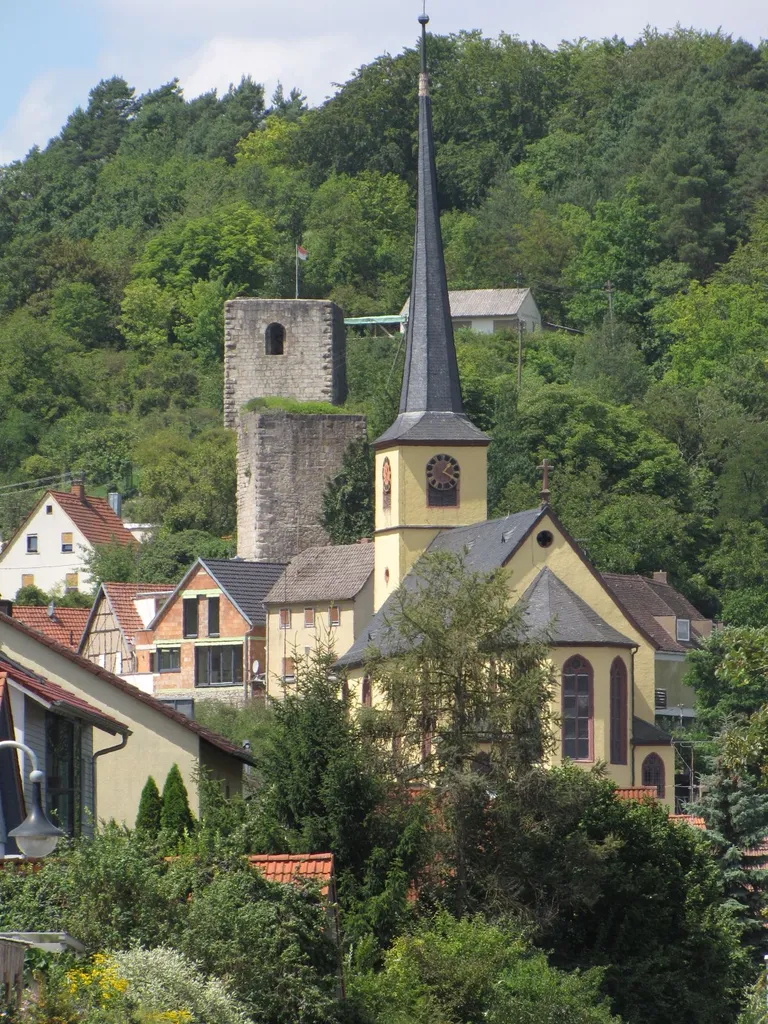 Burgruine und Kirche St. Ägidius Laudenbach, Ansicht von Südosten