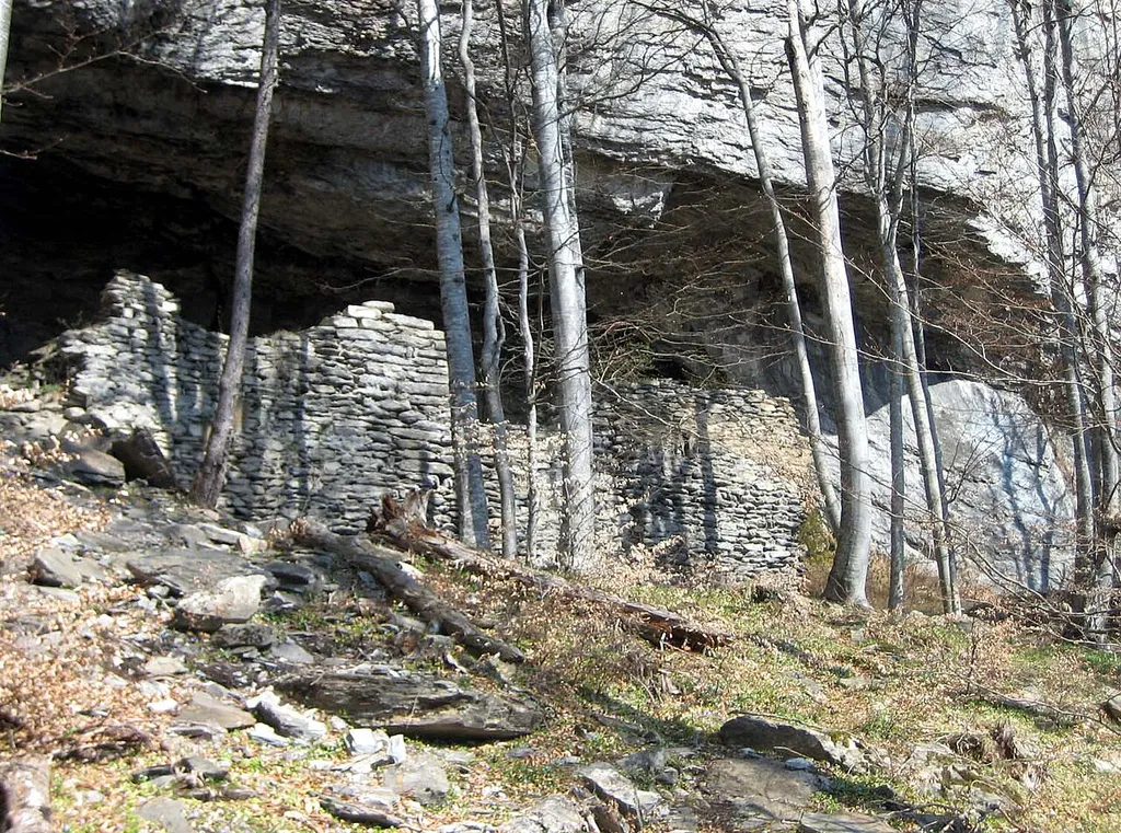 Grottenstein von aussen